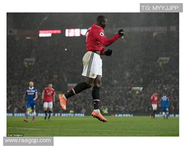 足球球星挥拳庆祝瞬间揭示他们的激情与力量象征 足球球星挥拳庆祝瞬间揭示他们的激情与力量象征