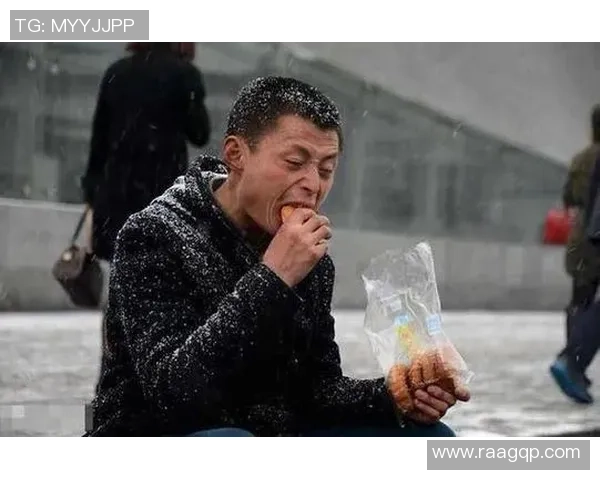 球星怒火中烧 足球场上情绪失控瞬间揭示竞技压力与内心挣扎