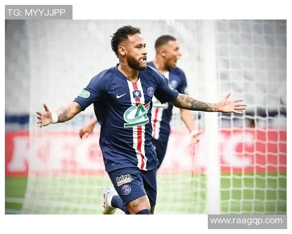 足球场上球星对抗升温 激烈打斗引发全场哗然精彩瞬间回顾 足球场上球星对抗升温 激烈打斗引发全场哗然精彩瞬间回顾